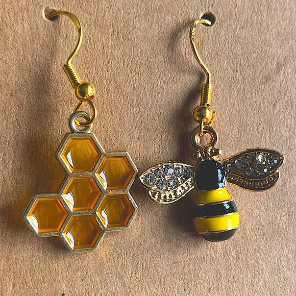 🐝 NWT 🐝 Asymmetrical Bee & Hive Enamel  Earrings✨ ✨Hand Crafted ✨Artisan✨ - Picture 1 of 4